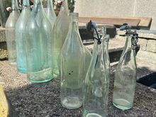 Коллекция старых пивных и винных бутылок