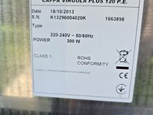 Müüa 2 valget Itaalia päritolu köögi seinakappi.