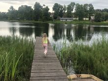 Жилая земля на берегу озера
