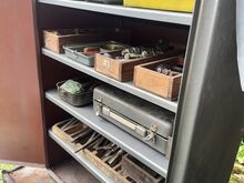 Müüa vana metallist tööriistakapp koos suure kogus