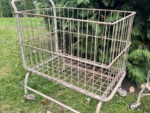 2 suurt vintage tööstuslikku traatkäru ratastel