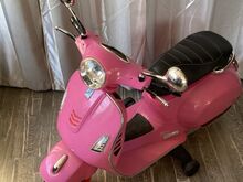 Roosa roller Vespa, elektriroller