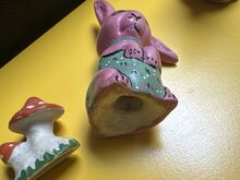 Läti  „Poiss rahvariietes“ , roosa jänes, seened