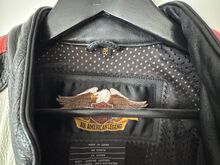 Женская кожаная куртка Harley Davidson. Размер S.