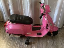 Розовый скутер Vespa