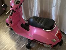 Розовый скутер Vespa