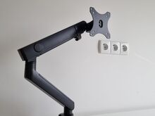 Monitori Seinakinnitus