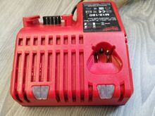Milwaukee M12-18c laadija