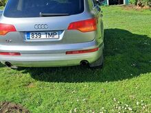 Подаётся AUDI Q7