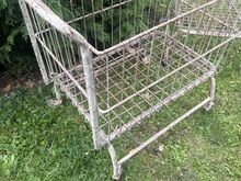 2 suurt vintage tööstuslikku traatkäru ratastel