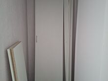 Встроенный в стену шкаф с раздвижными дверями в коридо