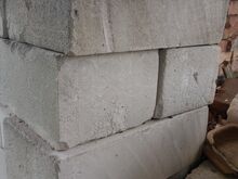 Старые неиспользованные шлакоблоки
