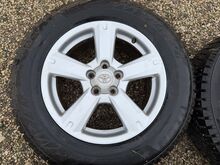 Toyota 5x114,3 17 tolli originaal valuveljed naast