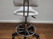 Valge  tool ja klaaslaud
