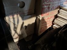Valged vintage glasuuritud seinaplaadid 1976 a