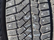 215/55R17 шипованные шины 4 шт.