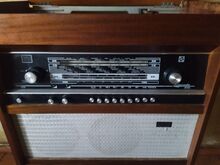 Radiola 102 raadio koos plaadimängijaga