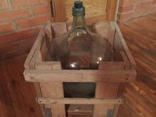 Большие банки и бутылка