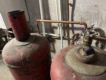 Два газовых баллона и горелка