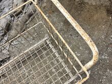 2 suurt vintage tööstuslikku traatkäru ratastel