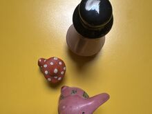 Läti  „Poiss rahvariietes“ , roosa jänes, seened