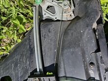 Audi 80 B4 sedaanile mõeldud tagumiste uste raamid