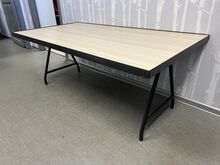 Puitimitatsiooniga väljapanekulaud 152x80x60cm