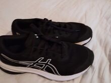 Poiste Asics jalatsid nr 35.5 ,stm 22 cm.