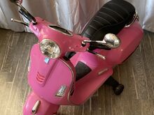 Roosa roller Vespa, elektriroller
