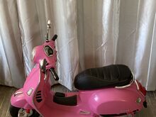 Roosa roller Vespa, elektriroller