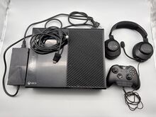 Xbox One konsool puldi, kõrvaklappide ja mikriga