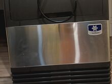 Intertek Manitowo Ice Machine, Model UG040AG-251Z.