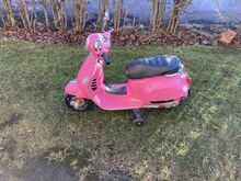 Розовый скутер Vespa, электроскутер