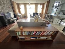 Большой и удобный диван с книжной полкой
