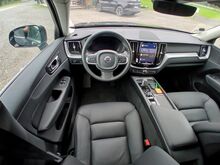 Volvo XC60 MOMENTUM 2.0D 145кВт 2022