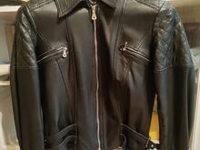 Красивая кожаная куртка Guess