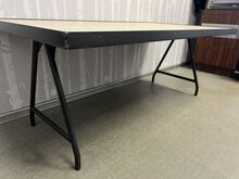 Puitimitatsiooniga väljapanekulaud 152x80x60cm