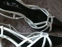 Must-valged kingad