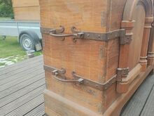 2 массивных комода из дуба с коваными элементами.