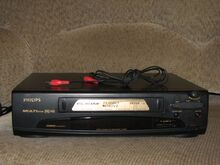 Videomagnetofon Philips + 116 kassetti filmidega.