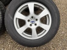 Volvo XC 17" originaal valuveljed rehvidega