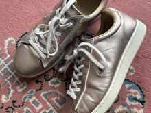 Lacoste kuldsed tossud