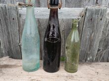 Vanad värvlisest klaasist pudelid