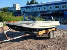 Paat koos haagise ja mootoriga
