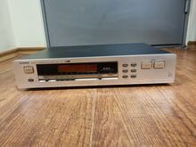 Luxman T-353 Digital Synthesized AM/FM Stereo Tune