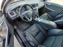 Volvo V60 MOMENTUM 2.0 D 120кВт 2011