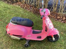 Розовый скутер Vespa, электроскутер
