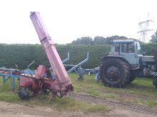 MTZ 80 koos puulõhkumis masina ja lisaseadmetega