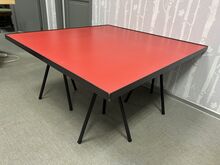 Metallraamil punane väljapanekulaud 120x120x61cm
