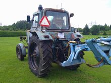 MTZ 80 koos puulõhkumis masina ja lisaseadmetega